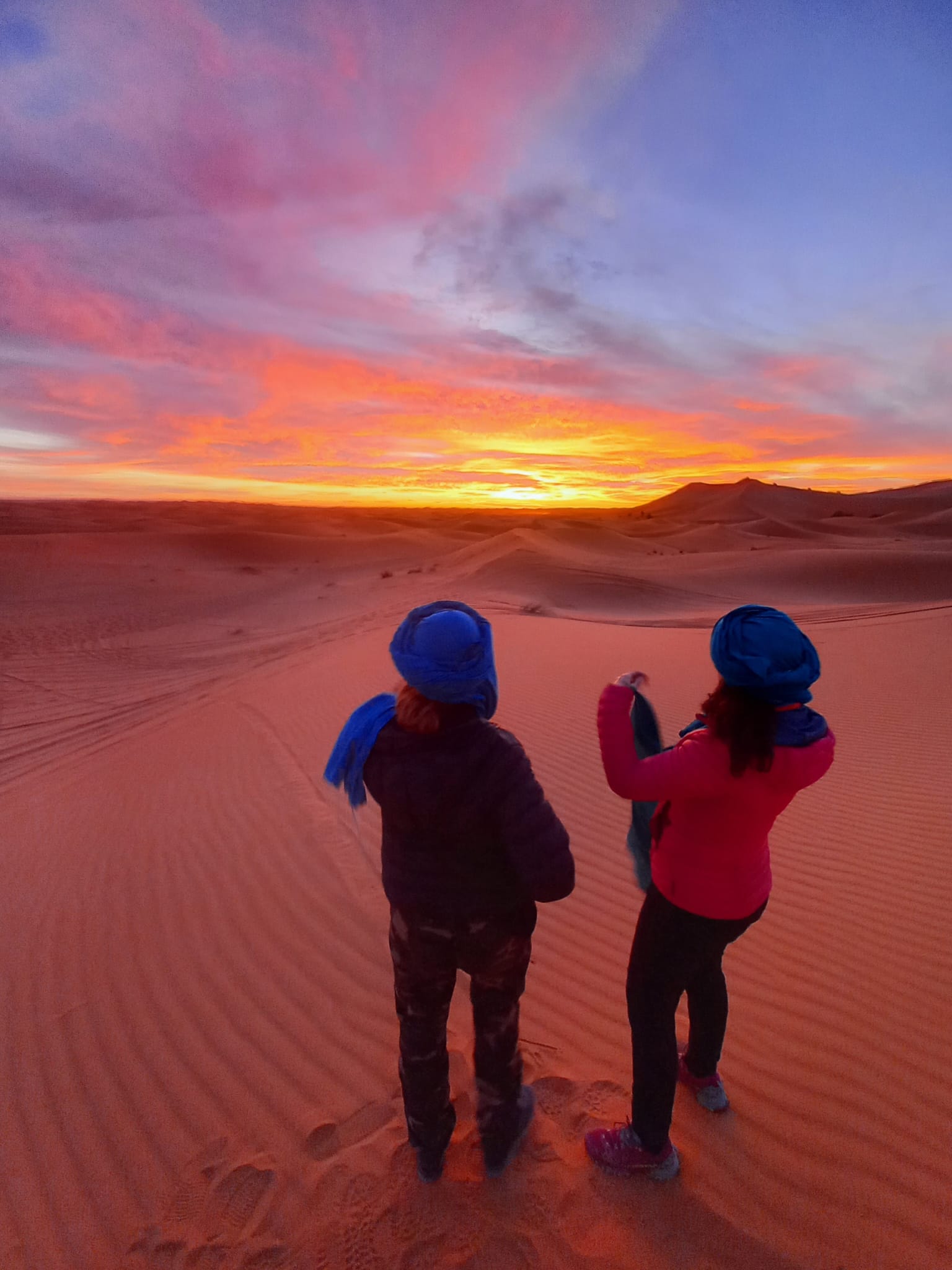 Viaggiatori sulle dune al tramonto