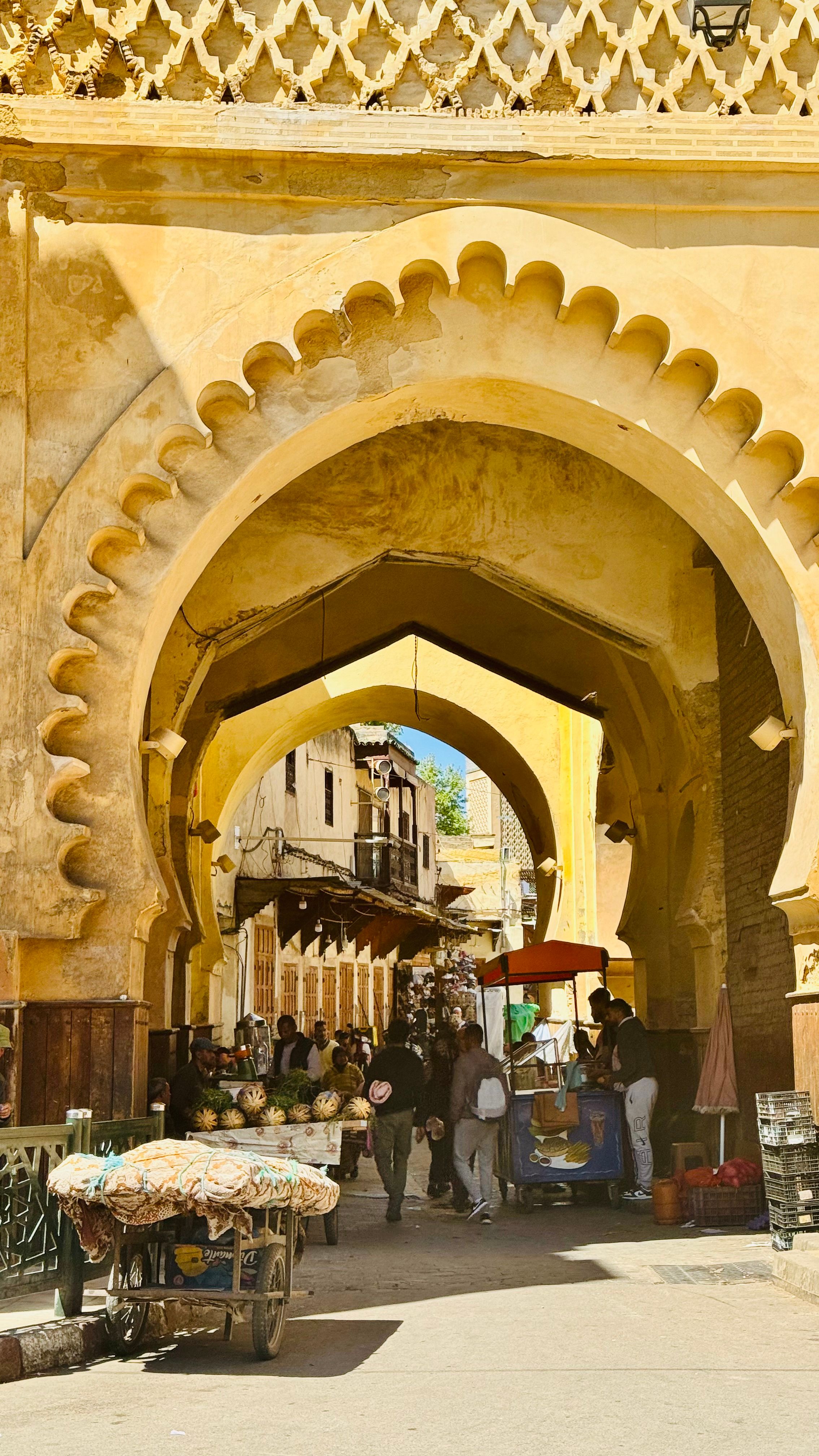 Atmosfera notturna nei vicoli di Fes