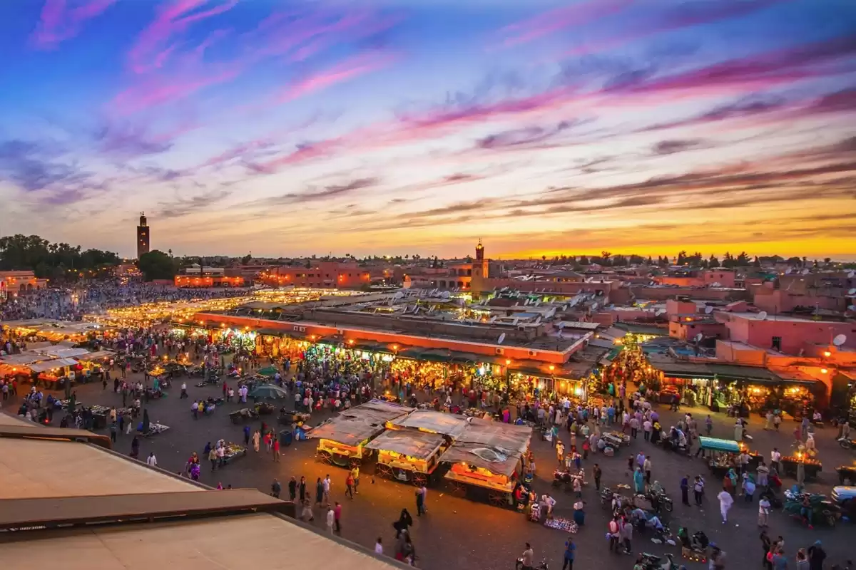 Piazza Jemaa el-Fna a Marrakech al crepuscolo